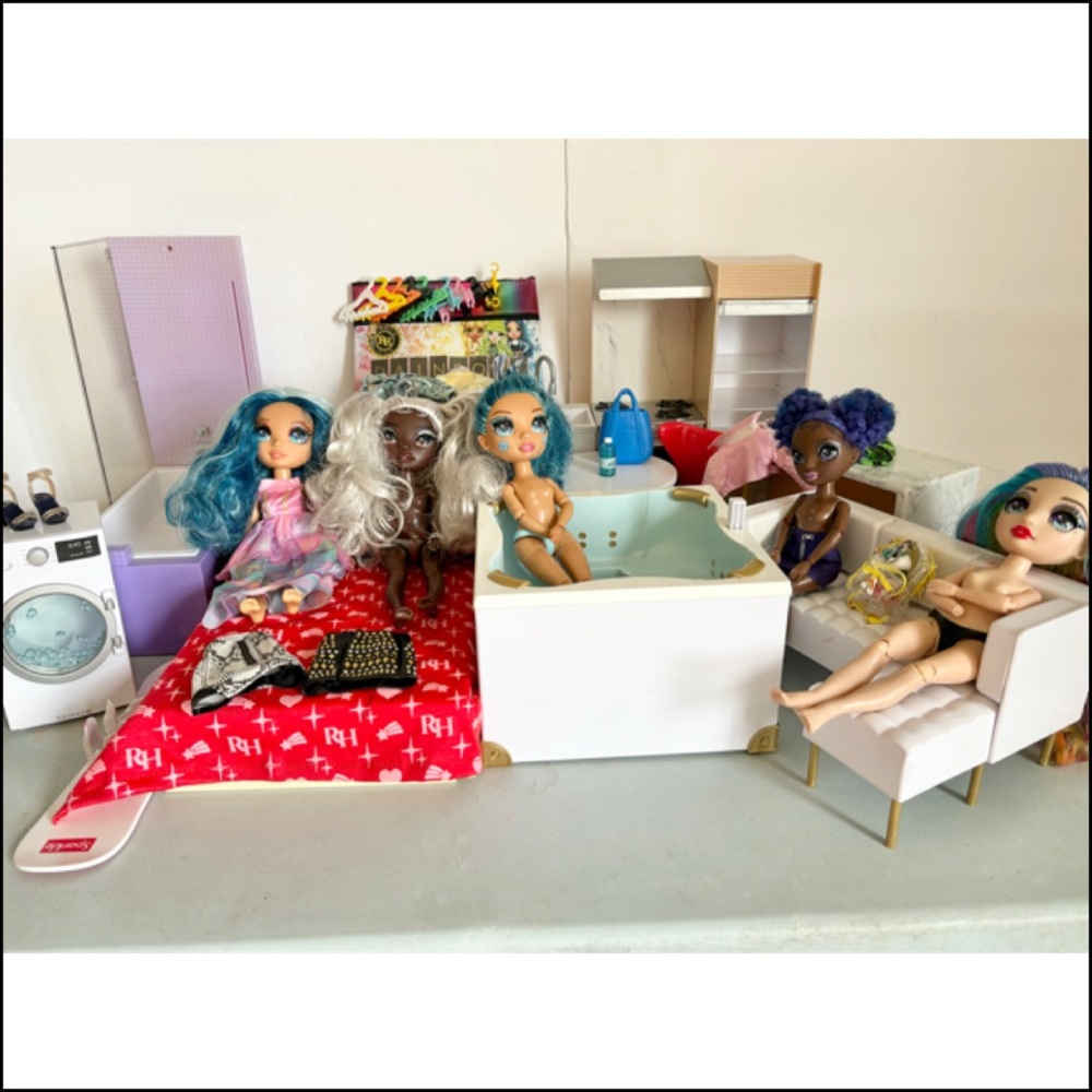 Rainbow‎ High Large Lot Dollhouse Furniture Dolls Accessories